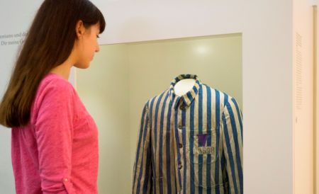 Ein lila Stoffdreieck auf der Uniform stand für die Häftlingskategorie „Bibelforscher“ (Foto: Lina Loos für das Kreismuseum Wewelsburg)